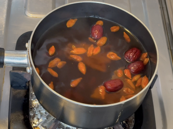 step1: 準備醉汁，洗淨杞子、紅棗和當歸，鍋裏加入雞湯和花雕酒，中火煮滾花雕雞湯，煮滾後加入紅棗、當歸、冰糖和半茶匙鹽，煮滾後加入杞子和魚露，再煮滾時即可關火，放涼備用