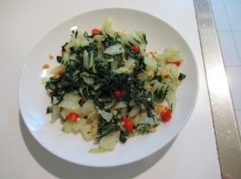 step3: 取小鍋子,倒入步驟2蝦米末與蝦米水,酒,奶白菜梗,辣椒及胡椒鹽煮夠熟再放入奶白菜葉片,邊拌邊加熱至收汁放涼.