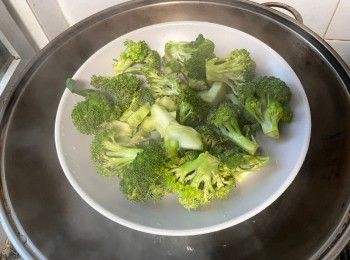 step4: 燒沸一鍋水，把西蘭花隔水蒸3分鐘至八成熟。