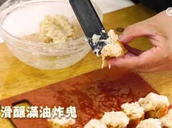 step8: 將蝦滑釀滿油炸鬼
Stuff the shrimp paste into the deep-fried breadstick pieces.