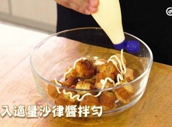 step10: 加入適量沙律醬拌勻
Add some salad dressing and mix well.