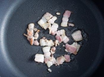step2: 熱油鍋，將培根下鍋炒出油並呈現焦脆狀後起鍋備用。