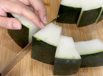 step3: 將冬瓜洗乾淨，將冬瓜肉和皮切塊，如果想令冬瓜湯更有營養，和更有利水消腫，歡迎覲看影片