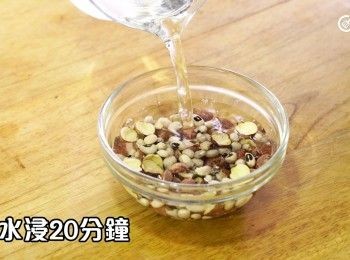 step7: 紅蓮子及眉豆洗淨後用水浸20分鐘
Soak the red lotus seeds and black-eyed beans in water for 20 minutes.