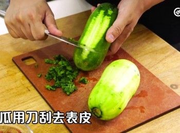 step4: 用刀刮去表皮
Scrape off the skin with a knife.