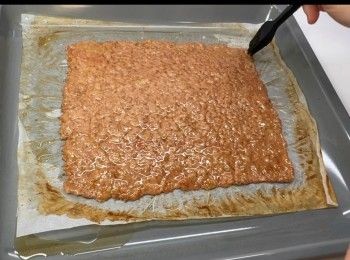 step7: 取出，掃上蜜糖。再放入焗爐，以180度焗6分鐘。