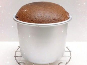 step14: 然後舖上另一片蛋糕片，塗上一層忌廉夾餡再放上<span class="group_1">黑加侖子啫喱</span>粒，然後再塗一層忌廉夾餡