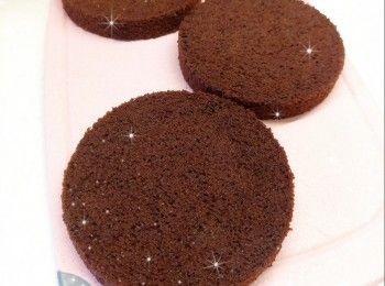 step16: 最後，舖上面層的蛋糕片，先將抹忌廉裝飾塗滿整個蛋糕表面（約100 g）和周圍（約50 g；由於蛋糕外圍會做雙色漸變抹忌廉裝飾，所以只需薄薄一層抹忌廉裝飾便可，不需修飾平整），用抹刀稍微抹平和修飾，放進雪櫃冷藏至少2小時 2. 從雪櫃取出蛋糕，先在蛋糕底部外圍用抹刀抹一圈白色忌廉（寬度約蛋糕高度的1／4左右），再在上面抹一圈剩下的忌廉（約150 g），作雙色漸變抹忌廉裝飾，用抹刀抹平和修飾表面光滑平整，即可