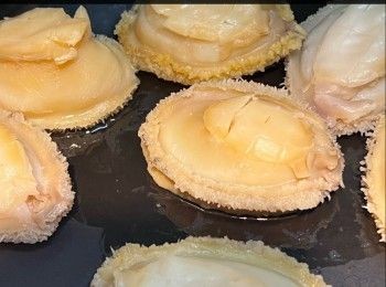 step4: 用鑄鐵鍋加入約九成水，放入鮑魚，鮑魚殼向下，小火，將水温維持70度慢煮1小時(我用温度計去量度水温，亦可用慢煮棒)，盛起；鮑魚水留用。