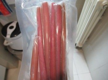 step2: 等待同時,藕帶斯去皮(可留著)斜切泡醋水(份量外)沖洗,放入滾水川燙1分鐘撈起瀝乾.