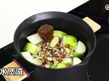 step10: 將節瓜、眉豆、紅蓮子、薑及果皮放入煲內
In a pot, add the hairy gourd pieces, lotus seeds, black-eyed beans, ginger, and dried tangerine peel.