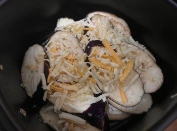 step5: 灑上芝士碎，再用180度煮2-3分鐘即可。