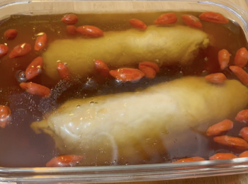 step4: 雞卷冰鎮後拆開錫紙，醉汁放涼後可撈起紅棗和當歸，再將雞卷放入醉汁中，冷藏1晚