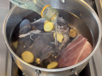 step3: 烏雞和豬𦟌汆水，室溫水加入烏雞、豬𦟌、薑片和少許料酒，汆水2-3分鐘，撈起，用水沖洗乾淨