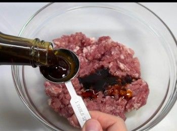 step1: 先將所有<span class="group_1">調味料</span>，與免治豬肉拌勻。