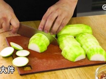 step5: 切大件
Cut into large pieces.