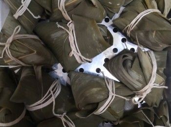 step1: 先將竹葉用熱水浸泡洗淨，將葉浸軟備用