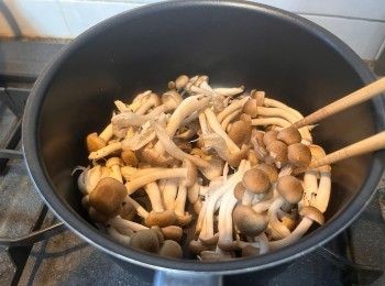 step6: 切去鴻喜菇的底部，撕成小塊，用白鍋先炒出水份和炒至軟身備用。