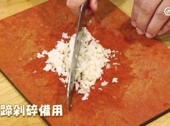 step1: 馬蹄剁碎備用
Finely chop water chestnuts and set them aside.