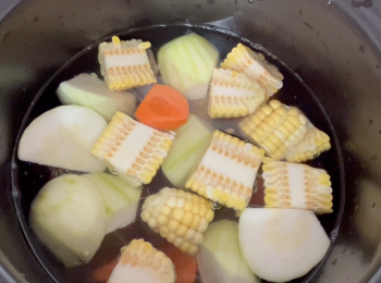 step4: 將處理好的材料放入湯煲，加水，大火煲滾