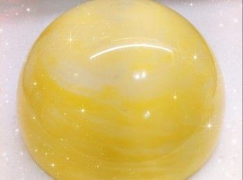 step3: 然後將白朱古力溶液倒入模具，旋轉搖勻（可使用矽膠掃子協助；使朱古力溶液均勻分布及沾滿整個模具；否則厚度不均勻，脫模時，<span class="group_1">朱古力外殼</span>會容易裂開；貼近模具的邊緣位置可厚身少許，防止脫模時，因邊位太薄，易碎），再將多餘的朱古力溶液倒出，放進雪櫃冷藏約5-10分鐘至凝固（時間視乎朱古力層的厚度而定；不可冷藏太久，朱古力呈啞色便可，否則溫度太低，第2層的朱古力溶液會因太快凝固而影響流動性；朱古力層必需待完全凝固，才可再倒入第2層的朱古力溶液）