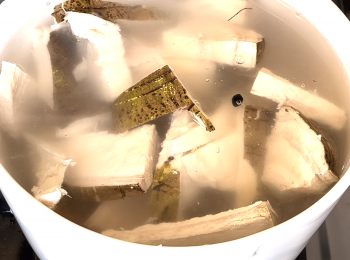 step4: 將所有材料放入湯煲，加水，大火煲滾，水滾後轉小火，煲2小時即可