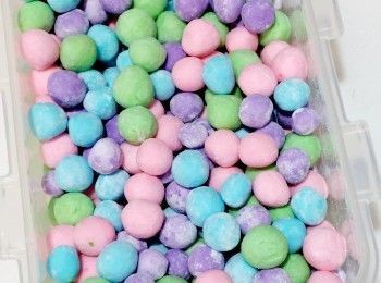 step1: 將食用清水加入糯米粉搓成團，如麵團太乾裂開或有裂紋，就加少許食用水搓成唔太淡或乾既糯米團
將糯米團搓成條狀切成你需要大小粒狀，然後再搓圓
煮滾熱水放上小丸子，中火煮至浮起完成
😊如需要加色，將色粉直接加入糯米團搓均上色就可以，唔加色就係原白色