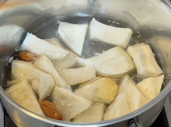 step2: 煲滾一鍋水，加少許鹽，放入榴槤囊和榴槤核，汆水2-3分鐘，撈起備用