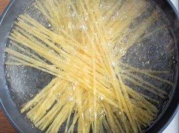 step1: 首先將義大利麵下鍋煮至8分熟左右。(我用的義大利麵標準是煮9分鐘，我煮7分30秒起鍋)