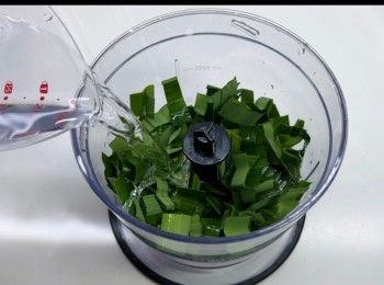 step2: 將班蘭葉與190毫升的清水放進攪拌機，打成170毫升的班蘭汁。