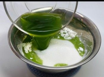 step4: 將糯米粉和木薯粉過篩，再加入砂糖、鹽和班蘭汁，攪拌均勻。