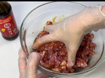 step2: 用手順方向攪拌，攪至起膠。