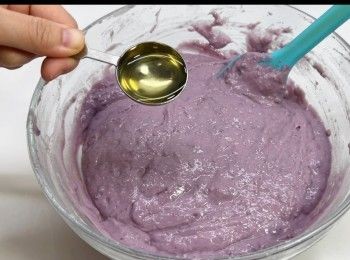 step7: 8小時後，麵糊會膨脹一倍，此時，拌入1.5湯匙的油。