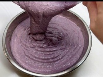 step8: 將紫薯麵糊倒入已掃油的蒸盤內。