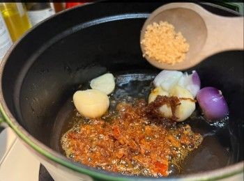 step6: 燒紅平底鑊下油少許，中大火，將鮑魚2面煎至微微金黃(先煎面部份)，盛起。