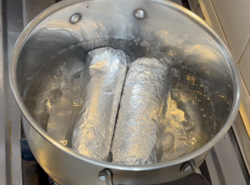 step3: 用錫紙捲起<a href="https://bit.ly/2ZxapeY" target="_blank" data-keyword="雞扒" class="guide-link"><strong>雞扒</strong></a> <span style="display:inline-block;vertical-align:middle;margin-top:-3px;color:initial;border-radius:3px;padding:2px 3px;font-size:12px;line-height:14px;background:#87d300;color:#fff;">即買</span> ，煮滾一鍋水，放入雞卷，水再滾起後，轉小火煮20-25分鐘，煮熟雞卷後，立刻放到冰水浸泡15-20分鐘