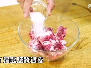 step2: 用1湯匙鹽醃過夜
Marinate in 1 tablespoon of salt overnight.