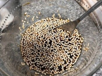 step5: 把醬汁調好，加入已炒香的白芝麻和辣椒碎。