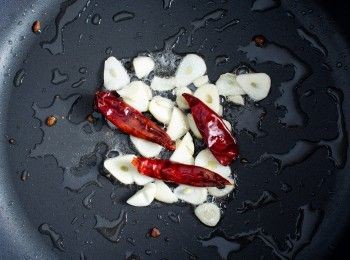 step3: 同一油鍋，將蒜片、辣椒下鍋炒香。