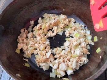 step5: 燒熱鍋、下少許油，將洋葱丁炒香，接著加入甘筍丁、粟米、雞柳和腰果炒勻，略加料理酒、醬油和糖調味。