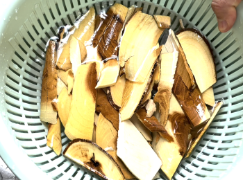 step2: 洗淨老桑枝，浸泡10分鐘，瀝水備用；陳皮洗淨，浸軟，刮囊，保留浸陳皮的水