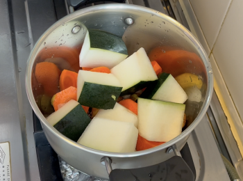 step4: 將所有材料放入湯煲，加水，大火煲滾，水滾後轉小火，煲1.5小時即可關火，加少許鹽調味