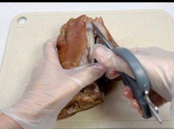 step7: 豬手煮熟後，取出放涼，起骨。