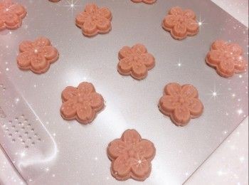 step4: 將粉團分成一份份（約13-15 g），搓圓，放入月餅模（50 g；月餅模需均勻的塗上少許麵粉，再澄出多餘的麵粉）內壓花（每壓印一塊曲奇餅，月餅模都要塗上少許麵粉）