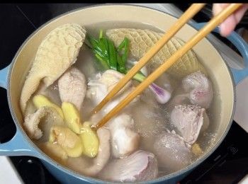 step1: 將<span class="group_1">食材</span>解凍、清洗乾淨，然後放進適量的冷水，再加入蔥、薑和米酒，開大火進行汆水。