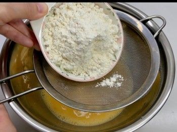 step3: 篩入低筋麵粉和泡打粉，然後攪拌至順滑。