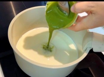 step4: 再加入抹茶溶液，攪拌均勻。