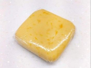 step2: 將牛油（牛油先放室溫軟化／用微波爐加熱至略為軟化）攪拌成軟滑忌廉狀 2. 加入橙皮和糖攪拌至變白及輕軟 3. 加入蛋攪拌至完全均勻 4. 用篩逐少加入低筋麵粉和高筋麵粉（分3次，加到第3次時可用手將粉團搓勻至光滑） 5. 用保鮮紙包住粉團，放進雪櫃冷藏30分鐘