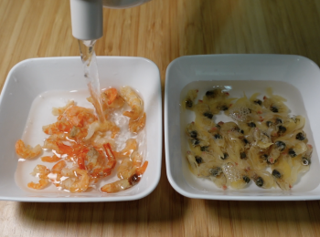 step2: 蝦米和蜆乾用水清洗乾淨，浸泡10-15分鐘，保留浸蝦米和蜆乾的水