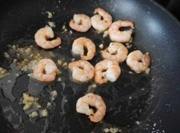 step2: 先將蝦煎熟，下鹽和黑胡椒調味，盛起備用